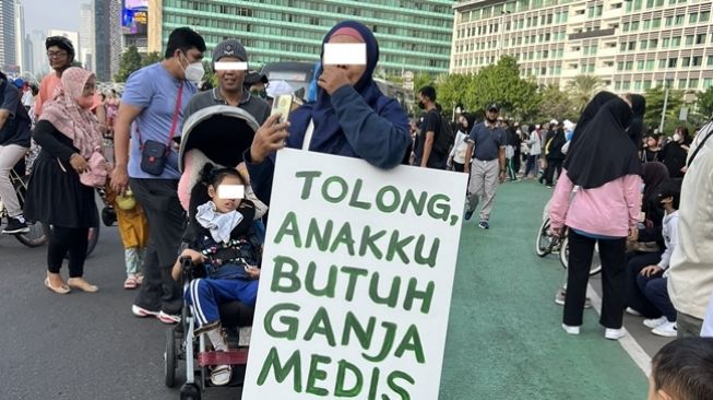Netizen Langsung Teteskan Air Mata, Lihat Aksi Nekat Ibu Santi di CFD Viral: Tolong Anakku Butuh Ganja Medis