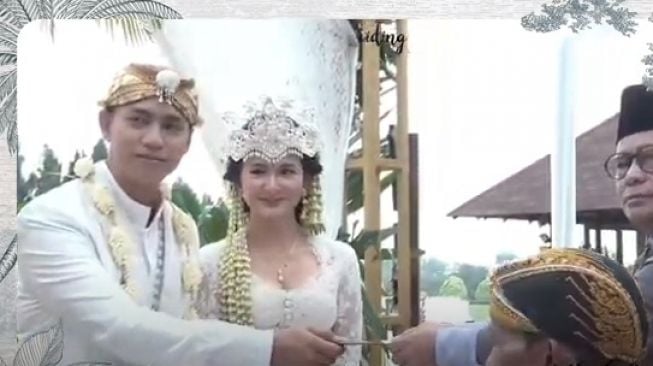 Potret pernikahan Adinda Azani dan Armand Zachary. [YouTube/ Zani & Zach]