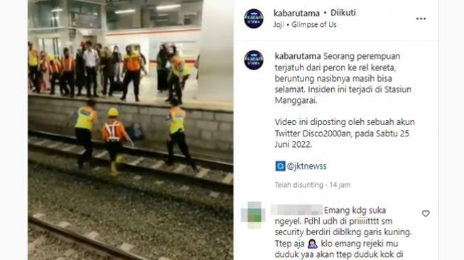 Detik-detik menegangkan penumpang wanita jatuh dari peron Stasiun Manggarai saat KRL melintas. (Instagram/@kabarutama)