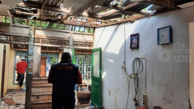 Kondisi rumah milik Kartini (45), warga Dusun Bancang, Ds Tahulu, Kec Merakurak, Tuban yang rusak parah karena disambar petir.[foto:M Muthohar/beritajatim.com]