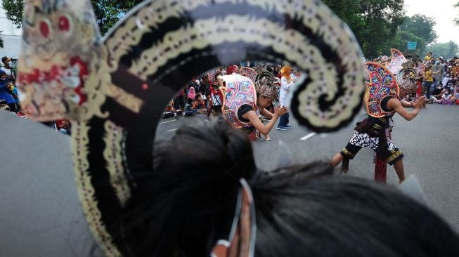 Sejumlah penari mementaskan Tari Gatotkaca secara massali saat kegiatan Hari Bebas Kendaraan Bermotor atau Car Free Day (CFD) di Solo, Jawa Tengah, Minggu (26/6/2022). ANTARA FOTO/Maulana Surya