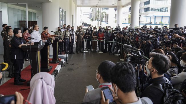 Jaksa Agung Sanitiar Burhanuddin (tengah) bersama Menteri BUMN Erick Thohir (kiri) dan Kepala BPKP Muhammad Yusuf Ateh (kanan) menyampaikan keterangan pers di Gedung Kejaksaan Agung, Jakarta, Senin (27/6/2022).   ANTARA FOTO/Dhemas Reviyant