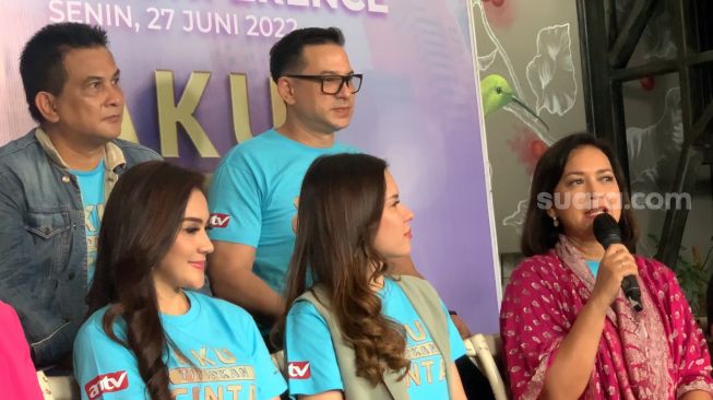 Konferensi pers sinetron Aku Titipan Cinta yang berlangsung di kawasan Jagakarsa, Jakarta Selatan, Senin (27/6/2022). [Adiyoga Priyambodo/Suara.com]