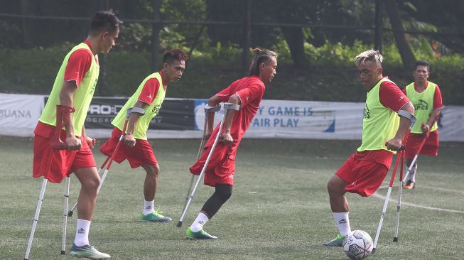 Sejumlah pesepak bola Timnas Amputasi Indonesia melakukan latihan perdana jelang Piala Dunia Amputasi 2022 di Sports Club Serena Mansion, Jakarta Selatan, Senin (27/6/2022).  ANTARA FOTO/Muhammad Iqbal