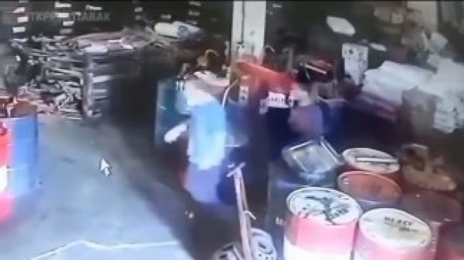 Ngeri! Pembunuhan Bos Ban oleh Karyawan Terekam CCTV, Usai Meninggal Korban Dimasukkan Karung dan Dibuang