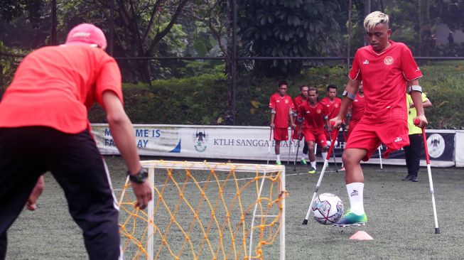 Sejumlah pesepak bola Timnas Amputasi Indonesia melakukan latihan perdana jelang Piala Dunia Amputasi 2022 di Sports Club Serena Mansion, Jakarta Selatan, Senin (27/6/2022).  ANTARA FOTO/Muhammad Iqbal