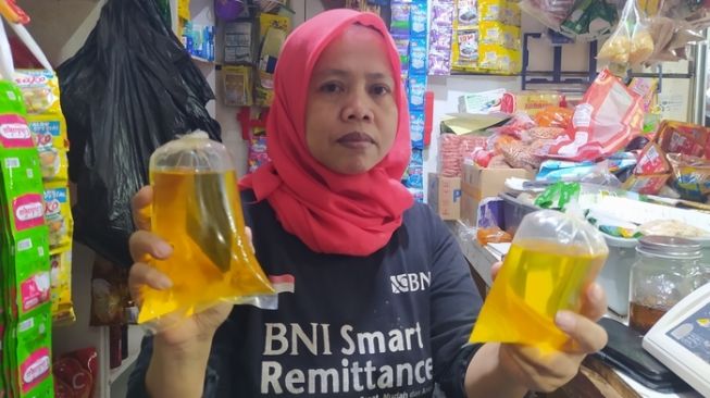 Salah Seorang Pedagang Minyak Goreng di Pasar Atas Baru, Kota Cimahi  (Suara.com/Ferry Bangkit)