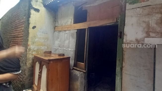 Lokasi rumah di kawasan Jatinegara, yang dibakar oleh pemuda berinisial N. (Suara.com/Arga)