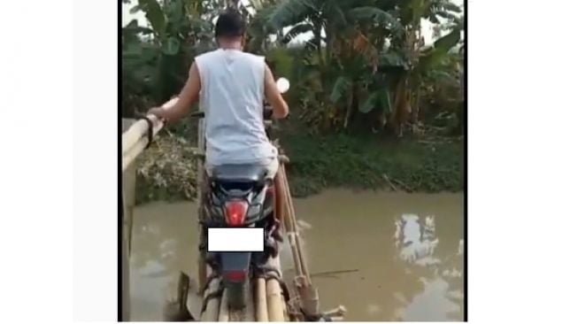 Aksi pemotor menyeberangi jembatan setapak yang terbuat dari bambu bikin deg-degan (Instagram)