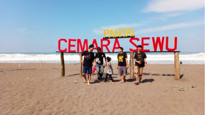 Pantai Cemara Sewu Petahanan, Pilihan Healing Hemat di Kebumen!