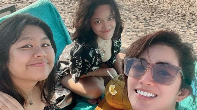 Ussy Sulistiawaty bersama Amel dan Syafa asyik bermain di pantai Bali. [Instagram]