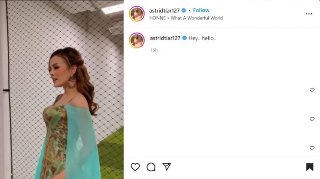 Foto: Astrid Kenakan Dress Batik Nuansa Hijau, Cantiknya Bak Barbie Hidup (instagram/astridtiar127)