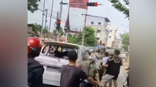 Polisi Ungkap Kronologi Warga Kejar hingga Amuk Pengendara Mobil di Medan