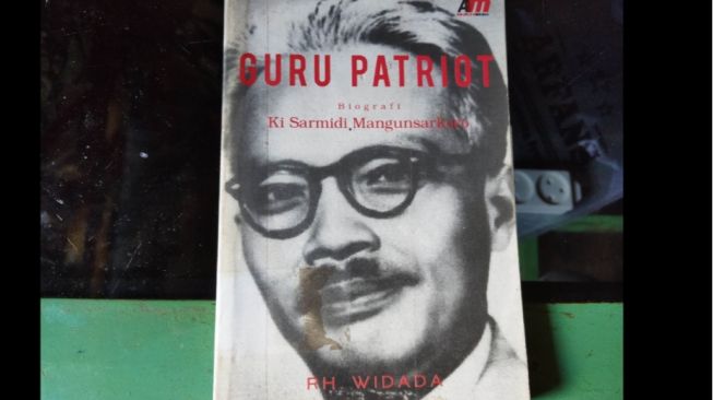 Ulasan Buku Guru Patriot, Biografi Ki Sarmidi Mangunsarkoro