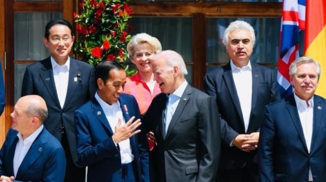 Presiden Joko Widodo atau Jokowi bersenda gurau dengan Presiden Amerika Serikat Joe Biden di acara Konferensi Tingkat Tinggi (KTT) G7 ke-48 di Schloss Elmau, Pegunungan Alpen Bavaria, Jerman, Senin (27/6/2022). (Foto: Laily Rachev - Biro Pers Sekretariat Presiden)