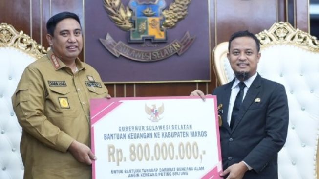 Gubernur Sulsel Andi Sudirman Serahkan Bantuan Tanggap Darurat Rp800 Juta untuk Korban Angin Puting Beliung Maros