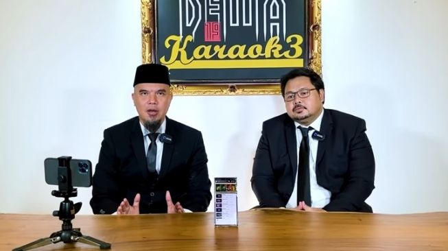 Ahmad Dhani dan Indra Putra saat memperkenalkan Dewa 19 Karaoke Apps. [YouTube Video Legend]