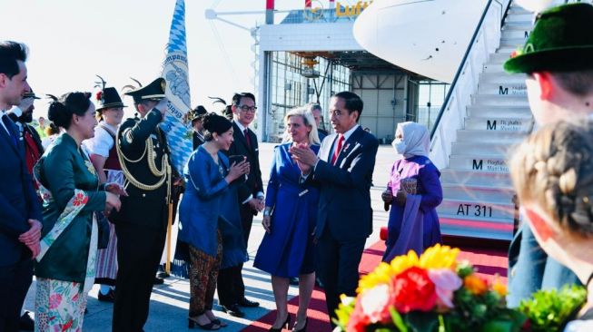 Presiden Joko Widodo atau Jokowi dan Iriana Jokowi saat menerima penyambutan setibanya di Munich International Airport, Munich, Jerman, Minggu (26/6/2022). Foto: Laily Rachev - Biro Pers Sekretariat Presiden