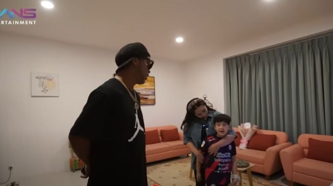 Ronaldinho mengunjungi rumah Raffi Ahmad [Youtube]