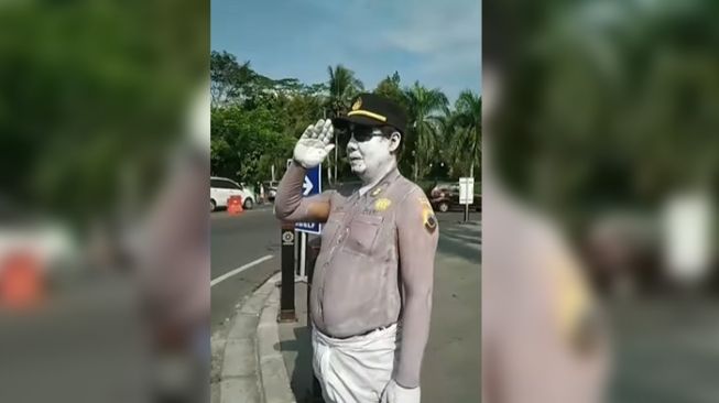 Video Pria Dilukis Mirip Polisi Bikin Geger, Warganet: Keteknya Robek Pak!