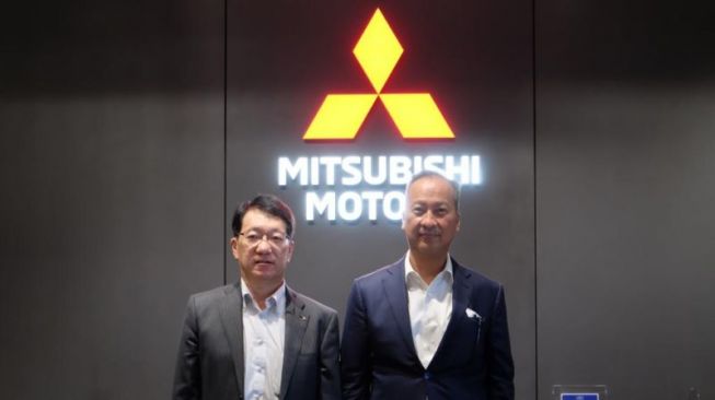 Menteri Perindustrian Agus Gumiwang Kartasasmita (kanan) dan CEO Mitsubishi Motors Corporation (MMC) Takao Kato dalam pertemuan di Jepang, Senin (27/6/2022). [Antara]