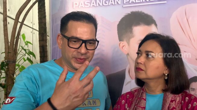 Ari Wibowo dan Ira Wibowo di acara jumpa pers sinetron Aku Titipkan Cinta di kawasan Jagakarsa, Jakarta, Senin (27/6/2022) [Suara.com/Yoga Priyambodo]