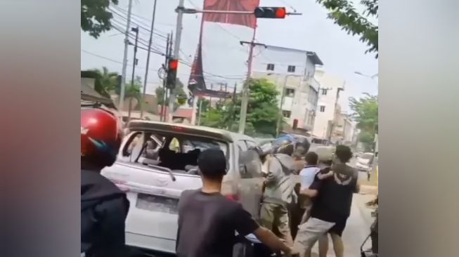 Viral Warga Ramai-ramai Kejar hingga Amuk Pengendara Mobil di Medan