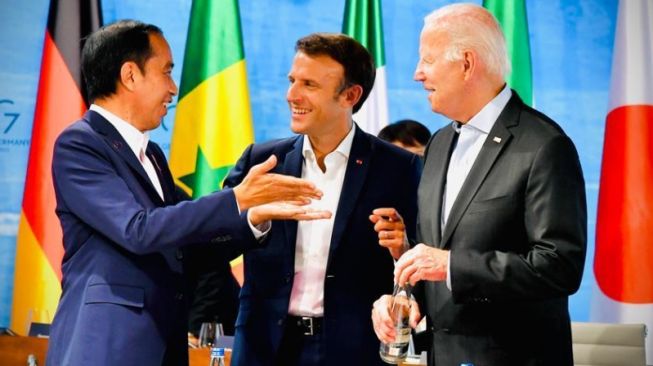 Presiden Joko Widodo bersama Joe Biden dan Emmanuel Macron di G7 (Twitter @jokowi)