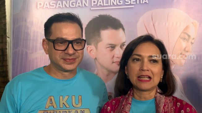 Ari Wibowo dan Ira Wibowo saat jumpa pers sinetron Aku Titip Cinta di kawasan Jagakarsa, Jakarta, Senin (27/6/2022). [Pahami.id/Yoga Priyambodo]