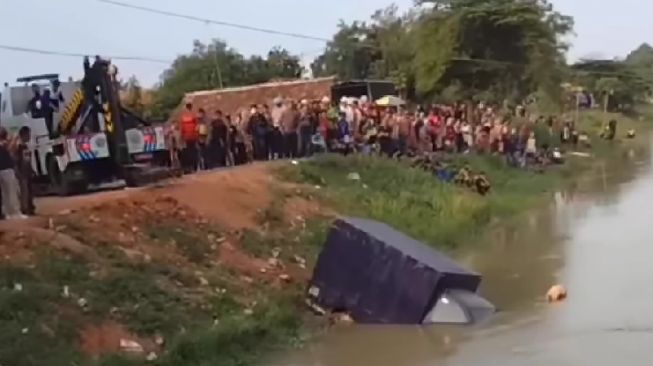 Mobil Boks Berisi Uang Terjun Bebas ke Saluran Irigasi di Karawang, Publik Keluhkan Akses Jalan yang Sempit