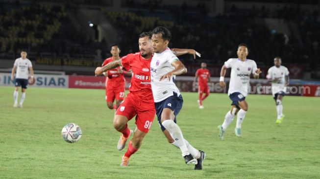 Pertandingan Grup A Piala Presiden 2022 antara Persis Solo vs Persita Tangerang di Stadion Manahan, Solo, Senin (27/6/2022). [Suara.com/Ronald Seger Prabowo]