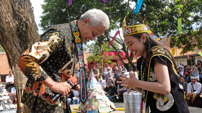 Gubernur Jawa Tengah Ganjar Pranowo (kiri) menerima cendera mata dari pelajar perwakilan provinsi Kalimantan Timur saat membuka Borobudur Student Festival 2022 di Canisio Art Centre Borobudur, Magelang, Jawa Tengah Senin (27/6/2022). ANTARA FOTO/Anis Efizudi
