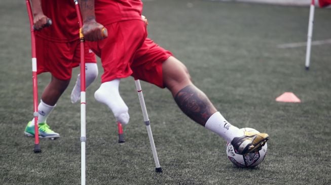 Sejumlah pesepak bola Timnas Amputasi Indonesia melakukan latihan perdana jelang Piala Dunia Amputasi 2022 di Sports Club Serena Mansion, Jakarta Selatan, Senin (27/6/2022).  ANTARA FOTO/Muhammad Iqbal