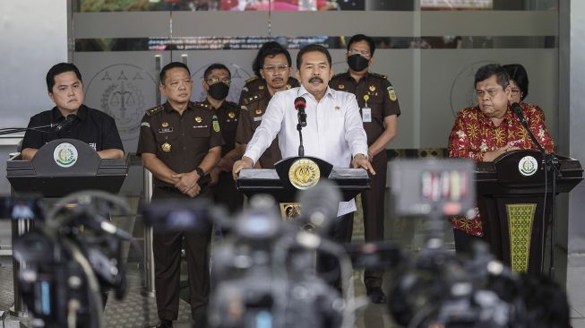 Jaksa Agung Sanitiar Burhanuddin (tengah) bersama Menteri BUMN Erick Thohir (kiri) dan Kepala BPKP Muhammad Yusuf Ateh (kanan) menyampaikan keterangan pers di Gedung Kejaksaan Agung, Jakarta, Senin (27/6/2022).   ANTARA FOTO/Dhemas Reviyant