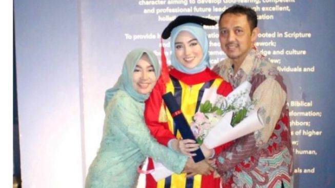 8 Potret Momen Wisuda Nabilah Ayu yang Kini Jadi Sarjana Hukum