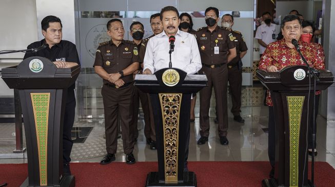 Jaksa Agung Sanitiar Burhanuddin (tengah) bersama Menteri BUMN Erick Thohir (kiri) dan Kepala BPKP Muhammad Yusuf Ateh (kanan) menyampaikan keterangan pers di Gedung Kejaksaan Agung, Jakarta, Senin (27/6/2022).   ANTARA FOTO/Dhemas Reviyant