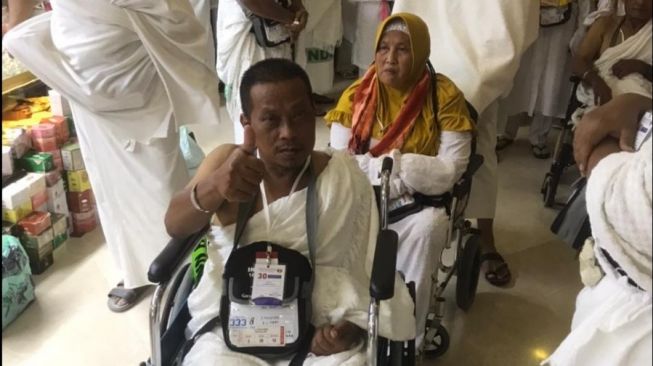 Semangat Ali Ihsan Jalani Ibadah Haji di Tengah Keterbatasan Fisik, Khusyuk Tunaikan Salat 40 Waktu