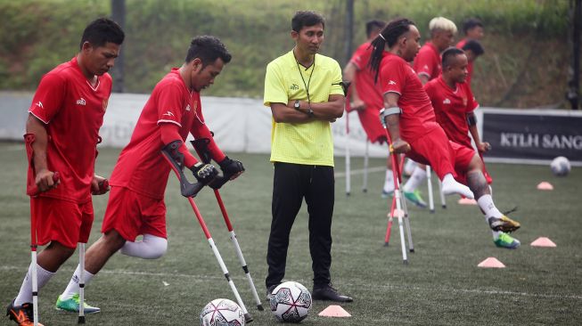 Sejumlah pesepak bola Timnas Amputasi Indonesia melakukan latihan perdana jelang Piala Dunia Amputasi 2022 di Sports Club Serena Mansion, Jakarta Selatan, Senin (27/6/2022).  ANTARA FOTO/Muhammad Iqbal