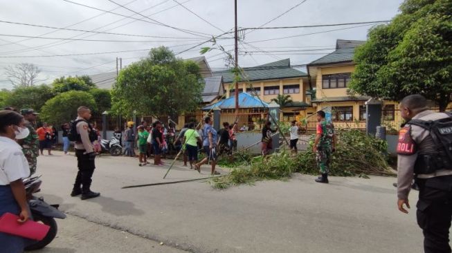 Orangtua Murid Blokir Jalan di Depan SMA Negeri 2 Manokwari karena Anaknya Tidak Lolos PPDB