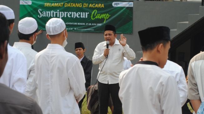 Pendiri dan Pembina Santripreneur Indonesia, KH Ahmad Sugeng Utomo atau Gus Ut, memberikan pengarahan kepada peserta Santripreneur Camp Batch 4, di Bogor, Jawa Barat, Senin (27/6/2022). 