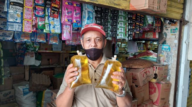 Beli Minyak Curah Wajib Tunjukan PeduliLindungi, Pedagang: Ribet, yang Ada Nanti HP-nya Nyemplung ke Minyak Goreng