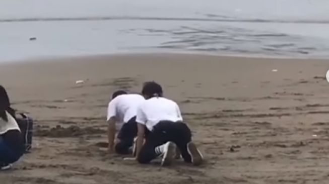Heboh Dua Pemuda TikTok Joget Nungging di Pantai hingga Disebut Ritual Alay: Mungkin Lagi Menghibur Nyi Ratu