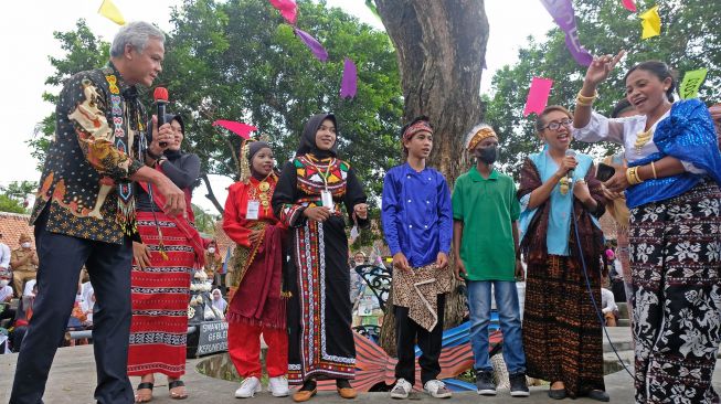 Gubernur Jawa Tengah Ganjar Pranowo (kiri) berinteraksi dengan sejumlah perwakilan pelajar dari berbagai provinsi saat membuka Borobudur Student Festival 2022 di Canisio Art Centre Borobudur, Magelang, Jawa Tengah Senin (27/6/2022). ANTARA FOTO/Anis Efizudi
