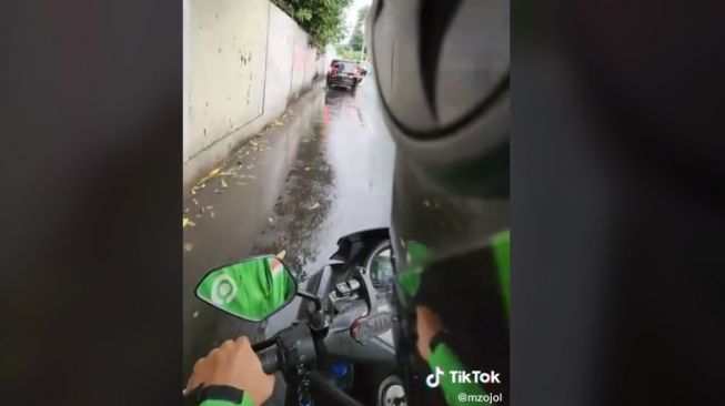 Driver Ojol Nyanyi Lagu Keisya Levronka sambil Teriak, Netizen: Abang yang Nyanyi, Penumpang yang Deg-degan