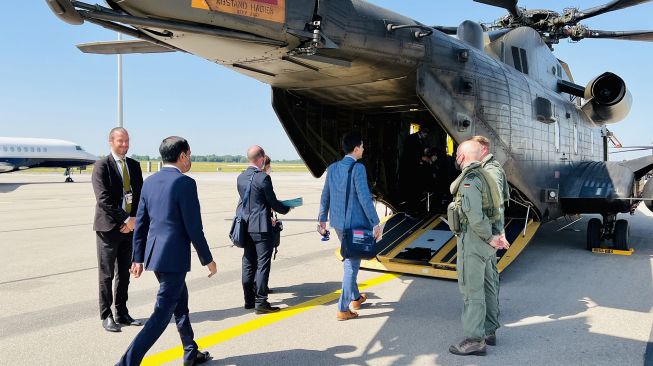 Presiden Joko Widodo (kedua kiri) bersiap menaiki helikopter militer tipe Sikorsky CH53�untuk menghadiri Konferensi Tingkat Tinggi (KTT) G7 ke-48 di Munich, Jerman, Senin (27/6/2022). ANTARA FOTO/Biro Pers Setpres