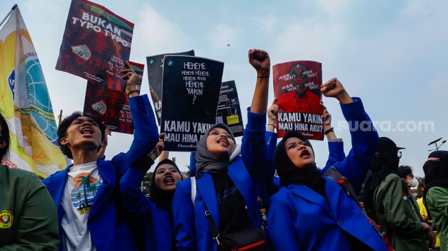 Massa Mahasiswa menggerlar aksi unjuk rasa di depan Gedung DPR RI, Senayan, Jakarta Pusat, Selasa (28/6/2022). [Suara.com/Alfian Winanto]