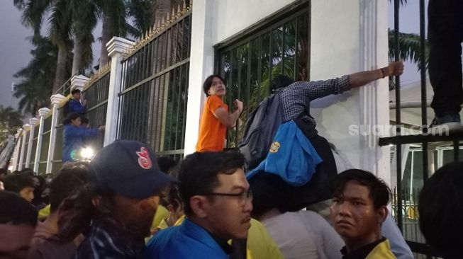 Geram Tak Nongol Temui Pendemo, Massa Mahasiswa Tuntut Draf RKUHP Ultimatum Puan Dkk: Ancam Robohkan Gedung DPR!