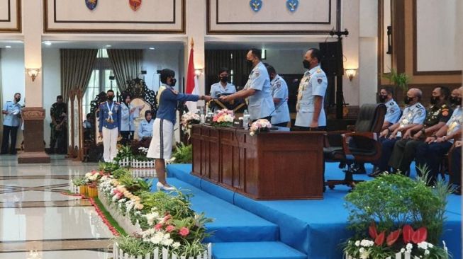 Upacara penutupan Pendidikan dan Wisuda Sarjana Taruna Tingkat IV AAU tahun 2021 di Gedung Sabang Merauke Kesatrian AAU Yogyakarta, Selasa (28/6/2022). [Hiskia Andika Weadcaksana / SuaraJogja.id]