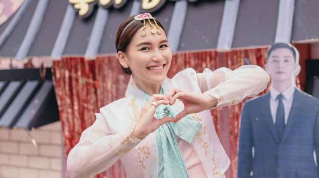 7 Potret Pesta Kejutan Ultah Ayu Ting Ting Bersama Fans dan Keluarga, Kenakan Baju Khas Korea