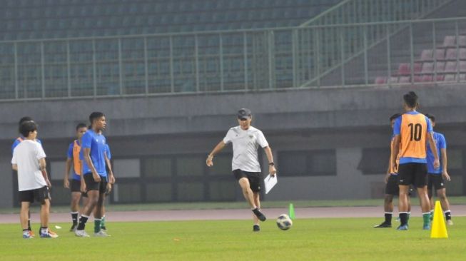 Pelatih Timnas Indonesia Shin Tae Yong (tengah) memberikan arahan kepada pesepak bola timnas U19 saat latihan di Stadion Patriot Chandrabhaga, Bekasi, Jawa Barat, Minggu (26/6/2022). ANTARA FOTO/ Fakhri Hermansyah/hp. (ANTARA FOTO/Fakhri Hermansyah)